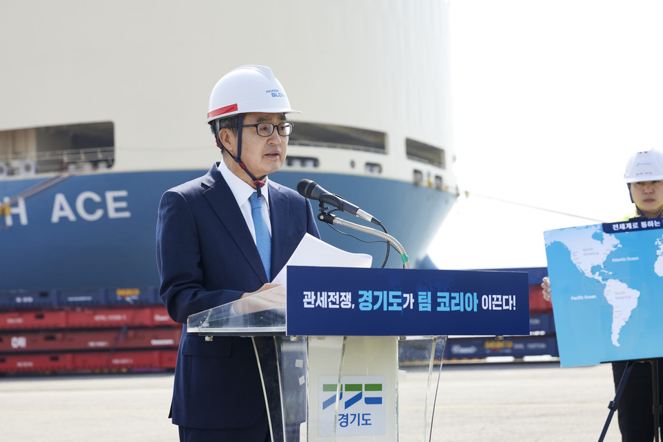 2024년 트럼프 2기 출범과 함께 불거진 관세 문제에 대해, 민선8기 경기도는 선제적 대응에 나섰다. 사진은 지난 3월 평택항에서 비상경제회의를 주재하는 김동연 지사. (사진제공=경기도)
