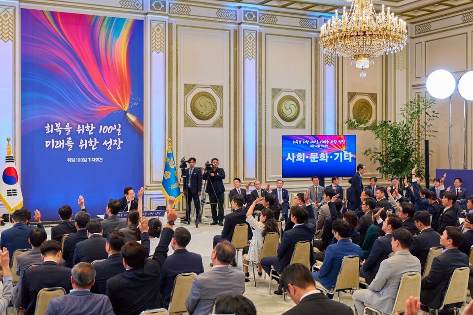 이재명 대통령이 11일 청와대 영빈관에서 취임 100일을 맞아 기자회견을 열고 “지난 100일은 회복과 정상화를 위한 시간이었다”며 앞으로의 국정을 ‘도약과 성장’의 단계로 이끌겠다고 밝혔다. (사진제공=대통령실)