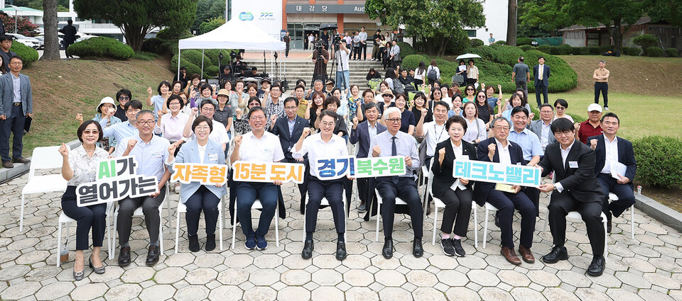 12일 수원에서 민생경제 현장투어를 진행한 김동연 경기도지사가 경기북수원 테크노밸리를 “AI가 열어가는 자족형 15분 도시로 만들겠다”는 비전을 밝혔다.