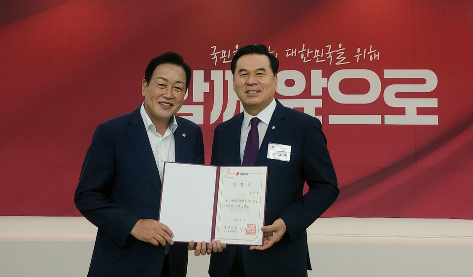 국민의힘 김선교 경기도당위원장(좌측)은 12일, 경기도당 대강당에서 열린 주요당직자 임명장 수여식에서 전)중앙위 교통분과 위원장인 김구영 씨를 수석대변인으로 임명했다. (사진제공=김구영 수석대변인)