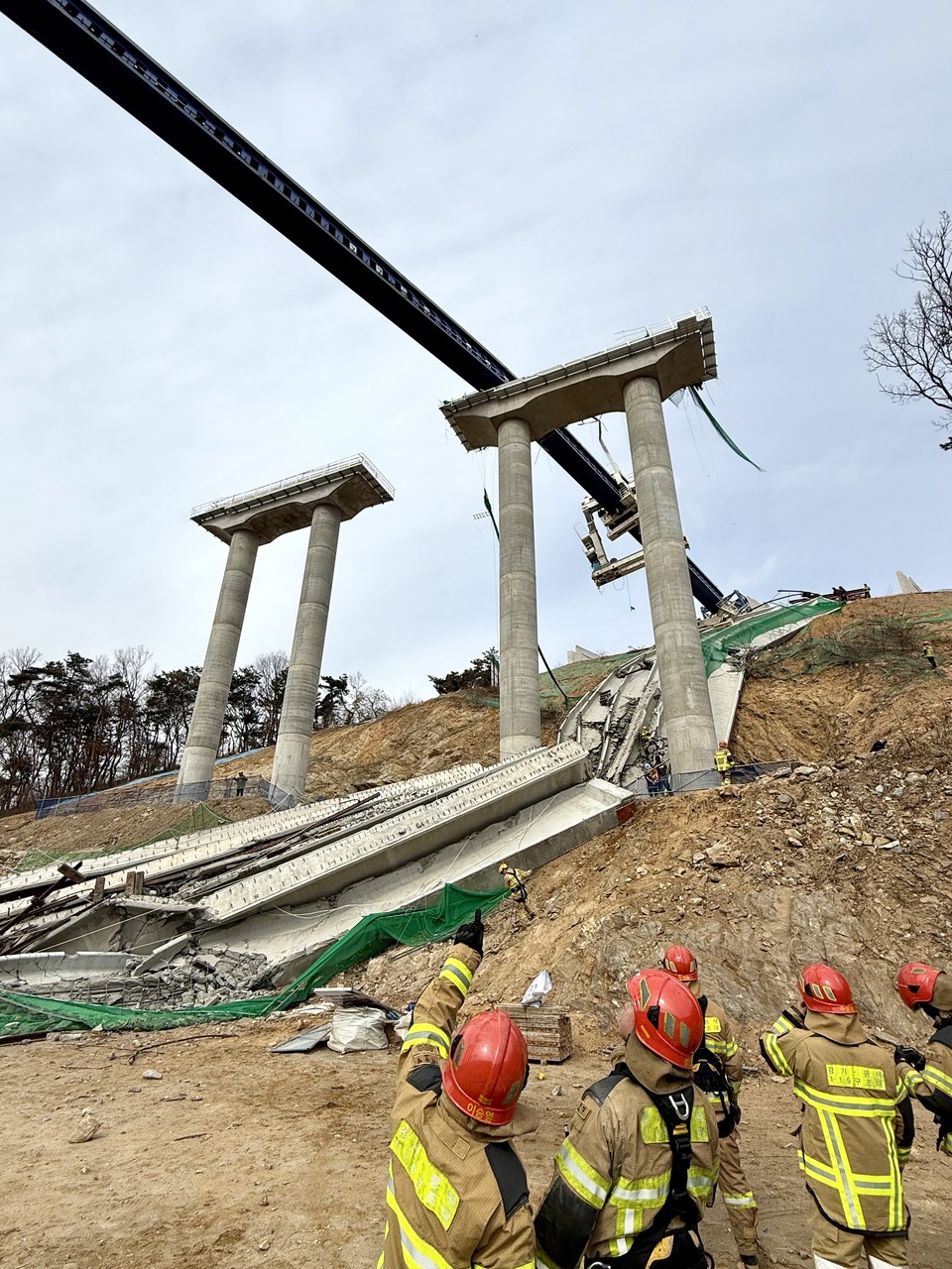 25일 오전 9시49분께 안성시 서운면 서울세종고속도로 9공구(천안-안성) 구간 천용천교 건설현장에서 상판이 대량으로 무너졌다. (사진제공=경기도소방재난본부)