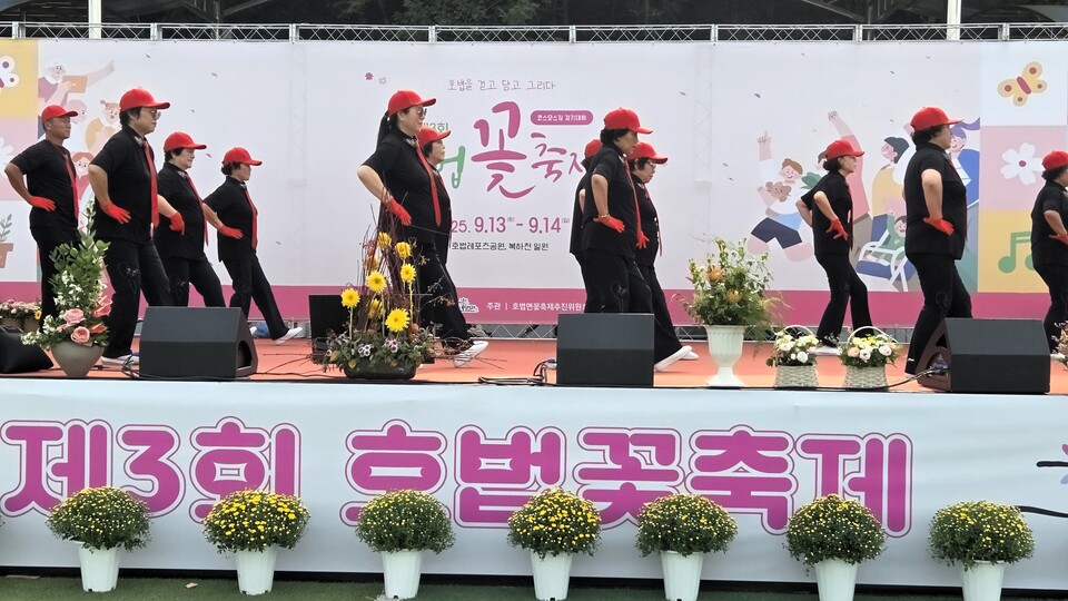 이천시 호법면이 지난 13일부터 14일까지 호법레포츠공원과 복하천 일원에서 ‘제3회 호법꽃축제’를 열고 시민과 관광객들의 발길을 사로잡았다. (사진=송석원 기자)