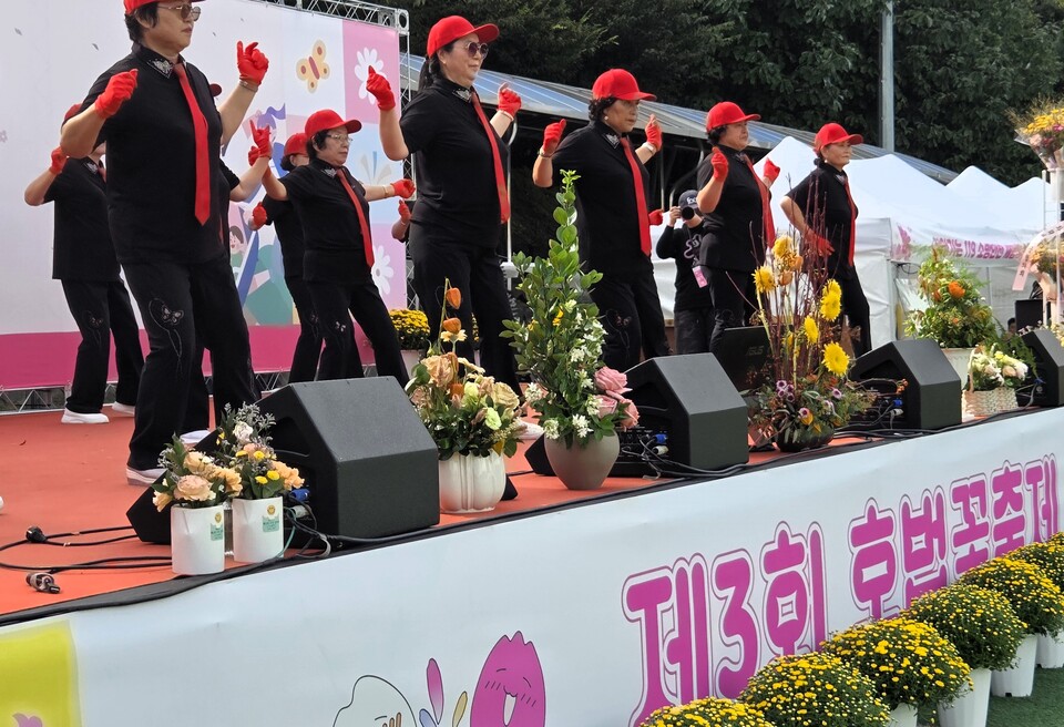 이천시 호법면이 지난 13일부터 14일까지 호법레포츠공원과 복하천 일원에서 ‘제3회 호법꽃축제’를 열고 시민과 관광객들의 발길을 사로잡았다. (사진=송석원 기자)