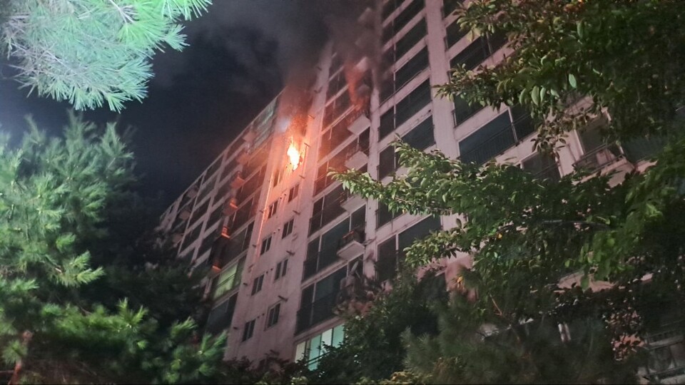 15일 오전 4시17분께 평택시 팽성읍 송화리의 한 아파트에서 불이 나 화재세대 내부 일부와 가재도구  등을 태우고, 신고를 받고 출동한 소방당국에 의해 진화됐다. (사진제공=경기도소방재난본부)