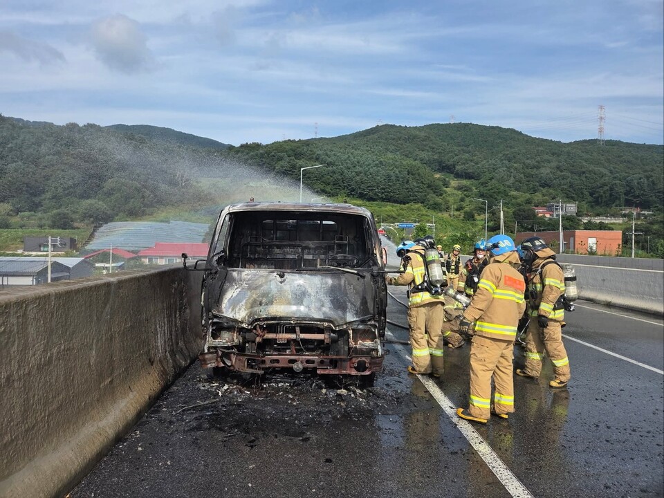 15일 오전 9시10분께 포천시 내촌면 수도권제2순환고속도로 화도방면 진목천교 인근을 달리던 2.5t 트럭에서 불이 났다. (사진제공=포천소방서)
