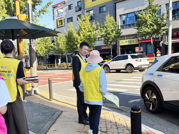 김정헌 중구청장은 지난 8일부터 15일까지 일주일간 공항신도시 지역 초·중·고등학교를 방문해 ‘등굣길 교통안전 현장점검’을 실시하며 학생·학부모·교직원과 소통했다. (사진제공=중구)