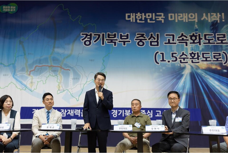 김동연 경기도지사가 15일 의정부시 민락국민체육센터에서 경기북부 대개발의 핵심 사업인 ‘경기북부 중심 고속화도로’ 건설계획을 발표하고 있다. (사진제공=경기도)