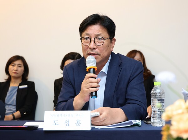 도성훈 인천시교육감이 16일 최교진 신임 사회부총리 겸 교육부장관을 만나 인천 특수교사의 순직 인정을 위한 정부의 적극적인 관심과 협조를 요청했다. (사진제공=인천시교육청)