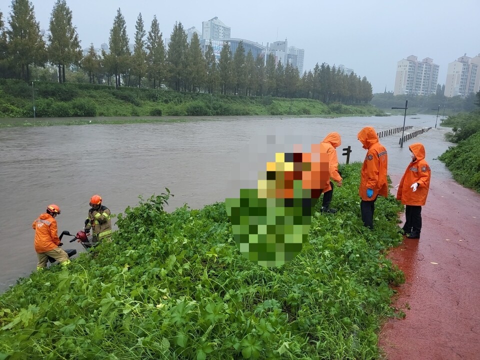 16일 오후 2시10분께 안산시 상록구 사동 안산천 산책로(한양교 인근)에서 90대 어르신이 폭우로 불어난 하천 수위에 고립되는 사고가 발생했다. (사진제공=경기도소방재난본부)