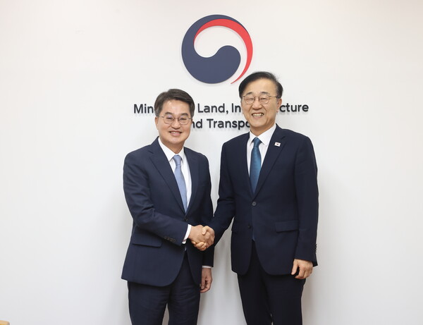 17일 오전 국토발전전시관에서 김동연 경기도지사와 김윤덕 국토교통부 장관이 기념촬영을 하고있다. (사진제공=경기도)