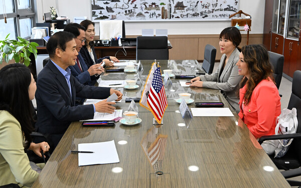 황효진 글로벌도시정무부시장이 19일 시청 접겹실에서 알래스카주 상무·지역사회·경제개발부 줄리 샌디(Julie Sande) 장관을 접견하고 상호 협력방안 등을 논의하고 있다. (사진제공=인천시)