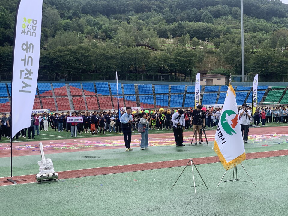 동두천시는 20일 오전 9시40분께 동두천종합운동장에서 시민 약 2천여 명이 참석한 가운데 ‘2025 시민화합 한마당 대축전’을 성황리에 개막했다. (사진=오기춘 기자)