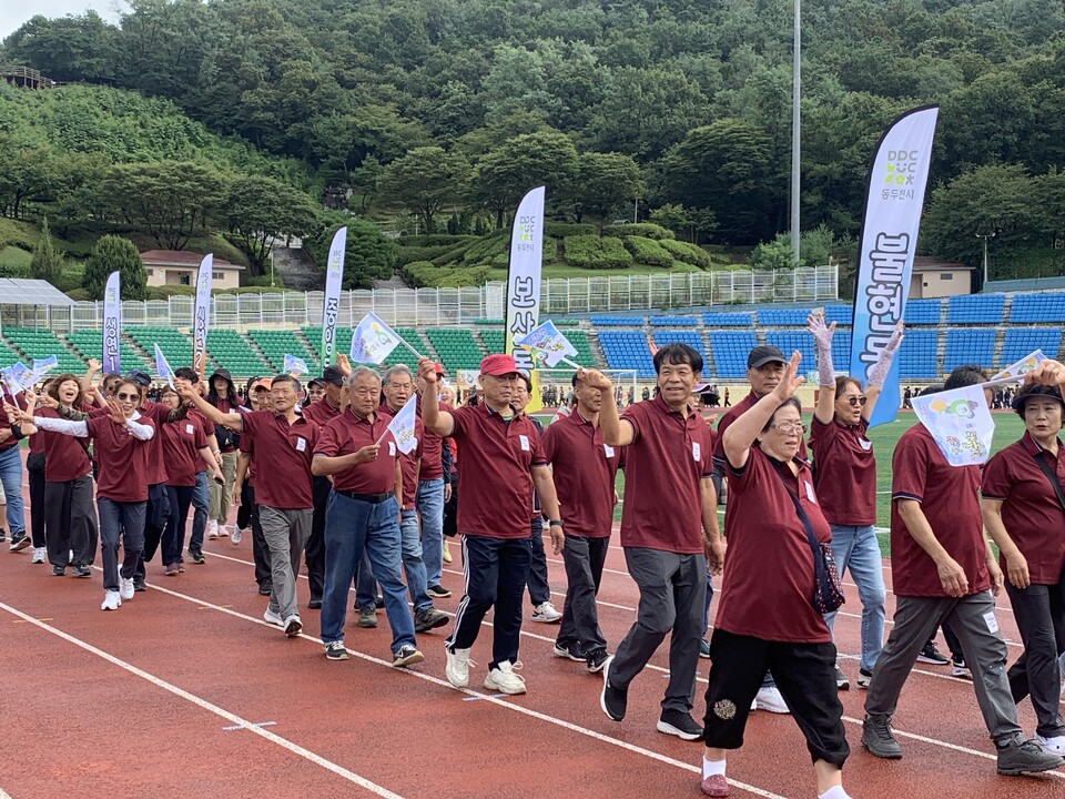 동두천시는 20일 오전 9시40분께 동두천종합운동장에서 시민 약 2천여 명이 참석한 가운데 ‘2025 시민화합 한마당 대축전’을 성황리에 개막했다. (사진=오기춘 기자)