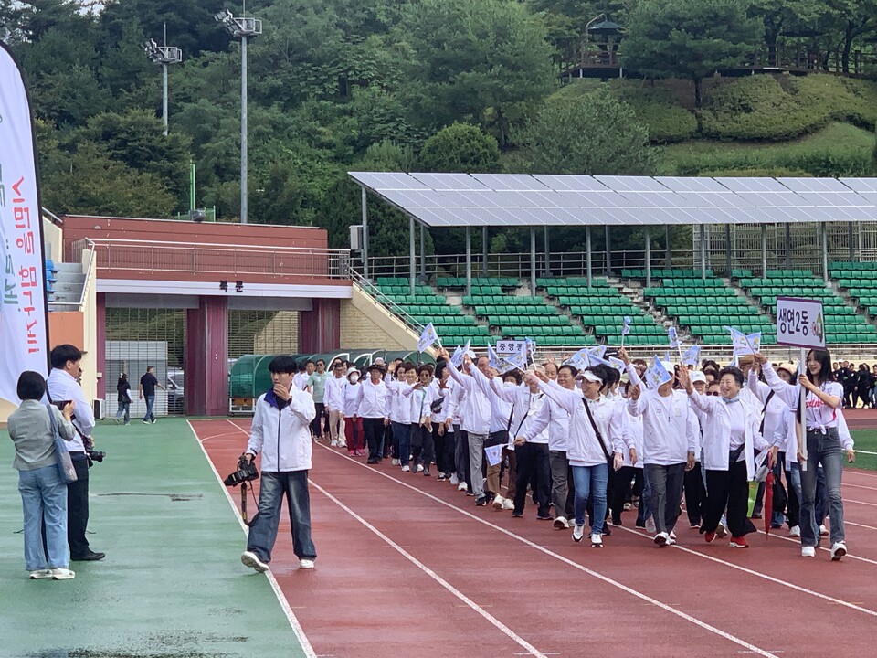 동두천시는 20일 오전 9시40분께 동두천종합운동장에서 시민 약 2천여 명이 참석한 가운데 ‘2025 시민화합 한마당 대축전’을 성황리에 개막했다. (사진=오기춘 기자)
