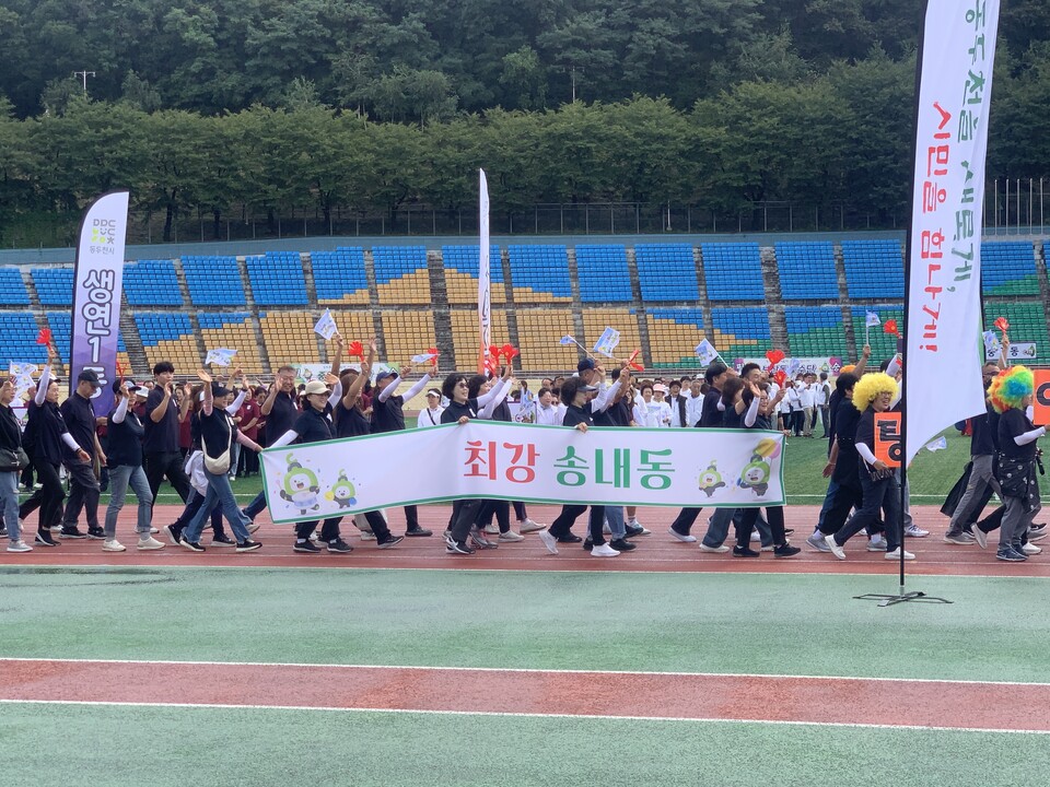 동두천시는 20일 오전 9시40분께 동두천종합운동장에서 시민 약 2천여 명이 참석한 가운데 ‘2025 시민화합 한마당 대축전’을 성황리에 개막했다. (사진=오기춘 기자)