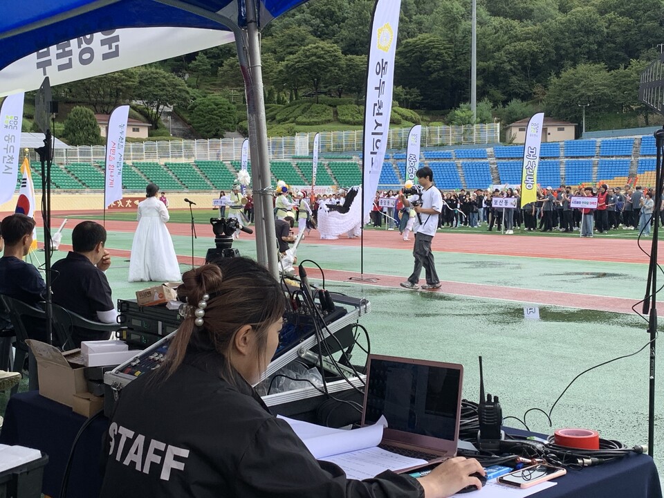 동두천시는 20일 오전 9시40분께 동두천종합운동장에서 시민 약 2천여 명이 참석한 가운데 ‘2025 시민화합 한마당 대축전’을 성황리에 개막했다. (사진=오기춘 기자)
