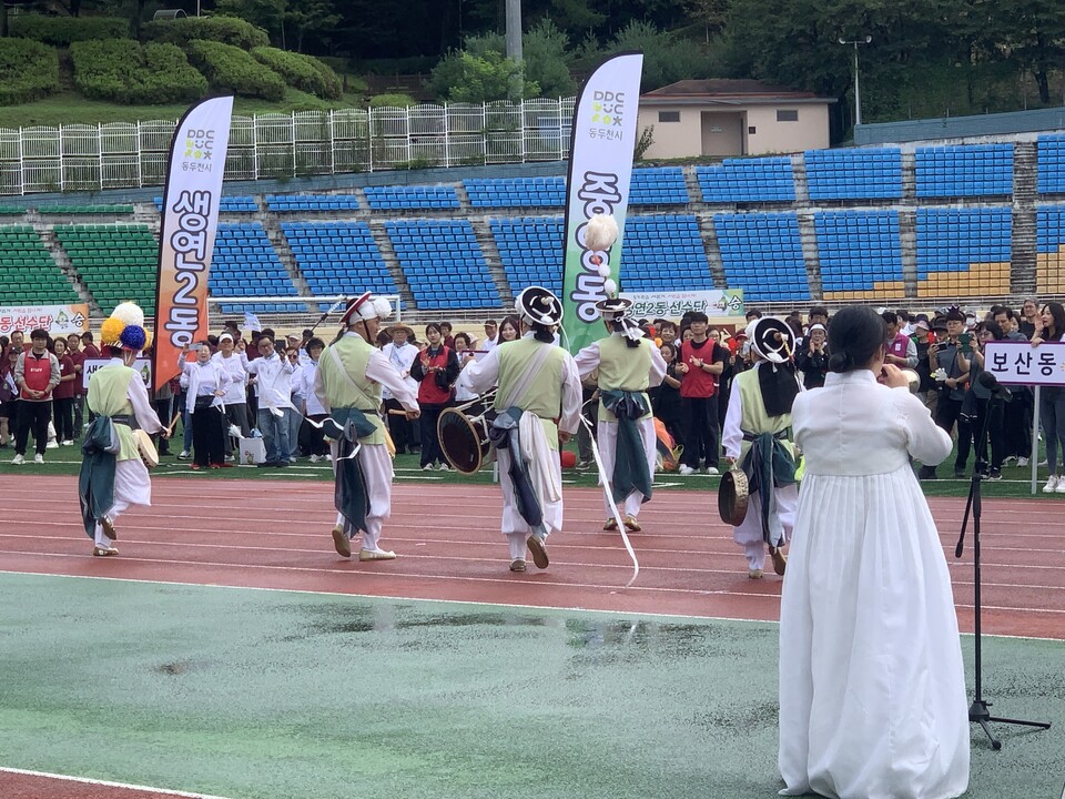 동두천시는 20일 오전 9시40분께 동두천종합운동장에서 시민 약 2천여 명이 참석한 가운데 ‘2025 시민화합 한마당 대축전’을 성황리에 개막했다. (사진=오기춘 기자)