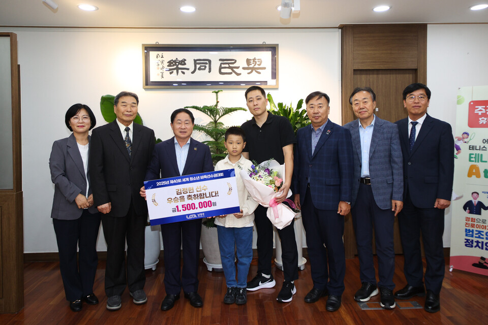 주광덕 시장이 직접 전달한 포상금 전달식에 참석한 김정현 선수와 부친을 비롯한 윤성현 남양주시체육회장, 최현석 남양주시 바둑협회 부회장 및 권오풍 전무 등 관계자. (사진제공=남양주시)
