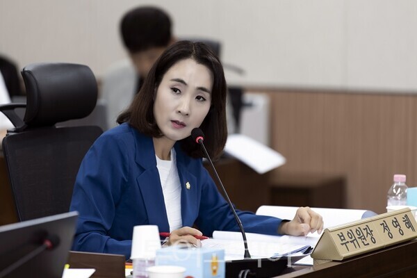정영혜 김포시의원이 상임위에서 집행부를 상대로 질의하고 있다. (사진제공=김포시의회)