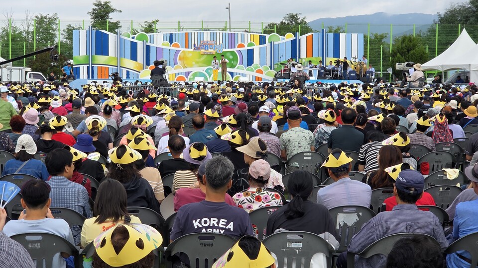 이천시가 자랑하는 황도 복숭아의 향연이 성황리에 막을 내렸다. 이천시는 지난 19일부터 21일까지 3일간 장호원 햇사레 농산물 산지유통센터 일원에서 ‘제29회 햇사레 장호원복숭아축제’를 열었다. (사진=송석원 기자)