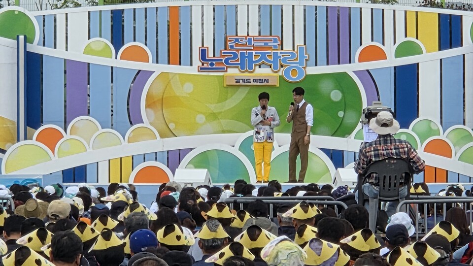 이천시가 자랑하는 황도 복숭아의 향연이 성황리에 막을 내렸다. 이천시는 지난 19일부터 21일까지 3일간 장호원 햇사레 농산물 산지유통센터 일원에서 ‘제29회 햇사레 장호원복숭아축제’를 열었다. (사진=송석원 기자)