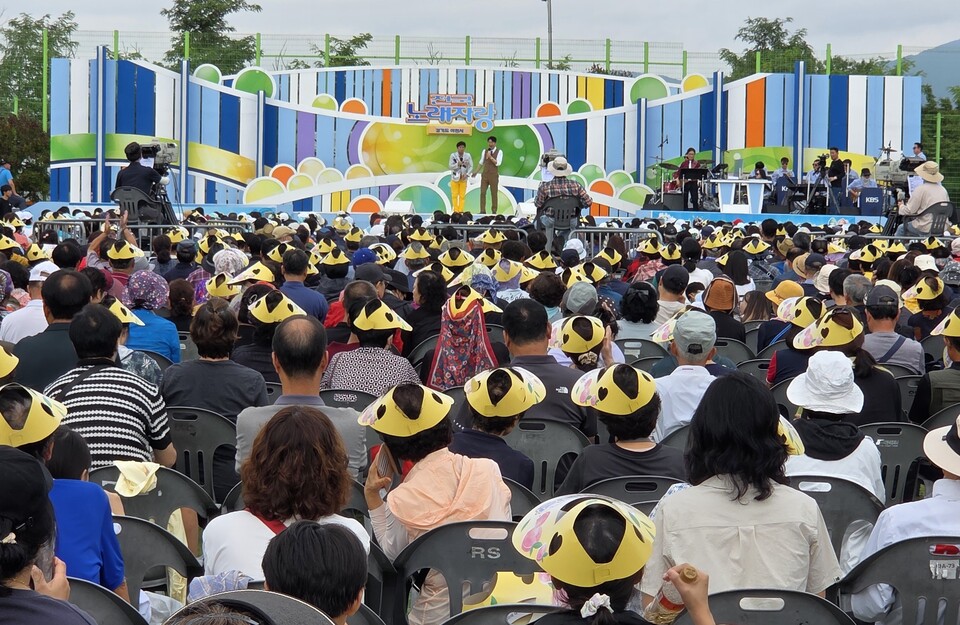 이천시가 자랑하는 황도 복숭아의 향연이 성황리에 막을 내렸다. 이천시는 지난 19일부터 21일까지 3일간 장호원 햇사레 농산물 산지유통센터 일원에서 ‘제29회 햇사레 장호원복숭아축제’를 열었다. (사진=송석원 기자)