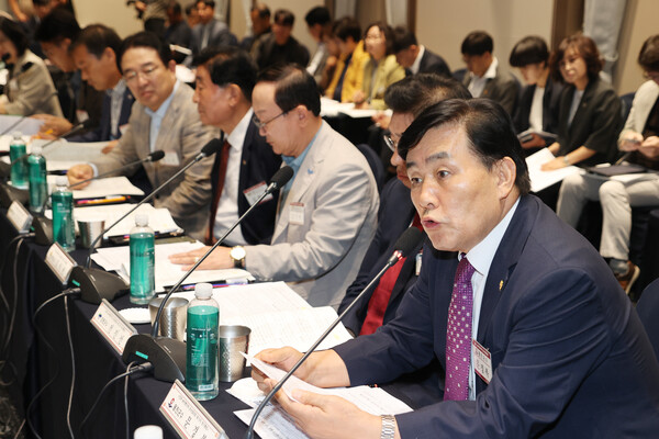 문경복 옹진군수가 22일 전국 농어촌지역 군수협의회 정기총회에서 농업진흥지역 해제 기준 완화를 정부에 공식 건의하며 주민 재산권 보호와 규제 개선 필요성을 강조했다. (사진제공=옹진군)