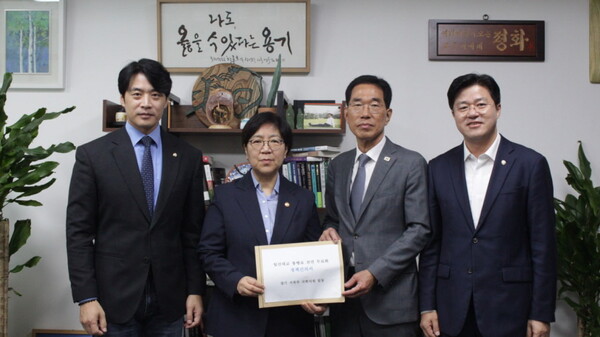 김주영 의원 등 경기 서북부 국회의원이 정은경 보건복지부 장관 면담 후, 일산대교 무료화 건의서를 전달했다. (사진제공=박상혁 국회의원실)