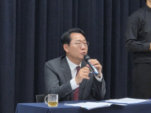 정명근 화성특례시장은 화성시가 AI와 자율주행 중심의 기술 생태계 구축이 인구 200만 시대의 성장 기반이 될 것으로 전망했다. 1일 오전 정 시장이 민선8기 3주년 시정브리핑에서 언론인과 질의응답하고 있다. (사진=순정우 기자)