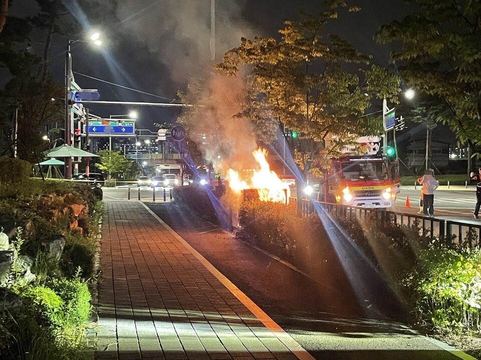 김포 고촌읍에서 버스가 유턴하는 과정에서 변압기를 들이받아 불이 나는 사고가 났다. (사진제공=경기도북부소방재난본부)