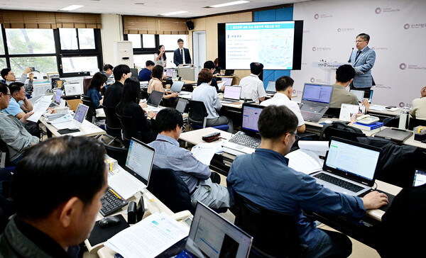 장두홍 도시균형국장은 23일 시청 브리핑룸에서 굴포천역 남측 일원에 2842세대 규모의 ‘도심 공공주택 복합사업’을 본격 추진한다고 기자브리핑을 하고 있다. (사진제공=인천시)