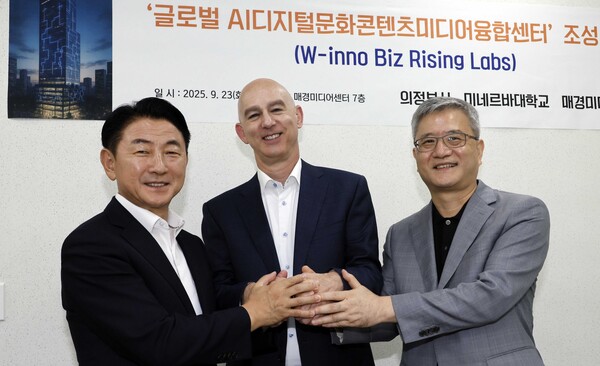 김동근 시장이 23일 매경미디어센터에서 미네르바대학교 마이크 매기 총장, 정인철 매일경제TV 대표와 함께 ‘글로벌 AI디지털문화콘텐츠미디어융합센터(W-inno Biz Rising Labs)’ 조성과 관련한 간담회를 갖고 기념사진을 찍고 있다. (사진제공=의정부시)