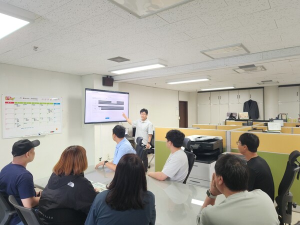포천도시공사가 사건·사고 보고서를 자동으로 작성하는 AI 기반 앱을 자체 개발해 교통지원팀을 대상으로 시범 운영과 활용 교육을 진행했다. (사진제공= 포천도시공사)