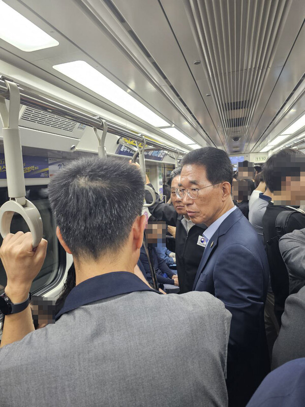 김주영 의원이 김용석 국토부 대광위원장과 출근길 김포골드라안에 탑승해 교통혼잡 실태를 점검하고 있다. (사진제공=김주영 국회의원실)