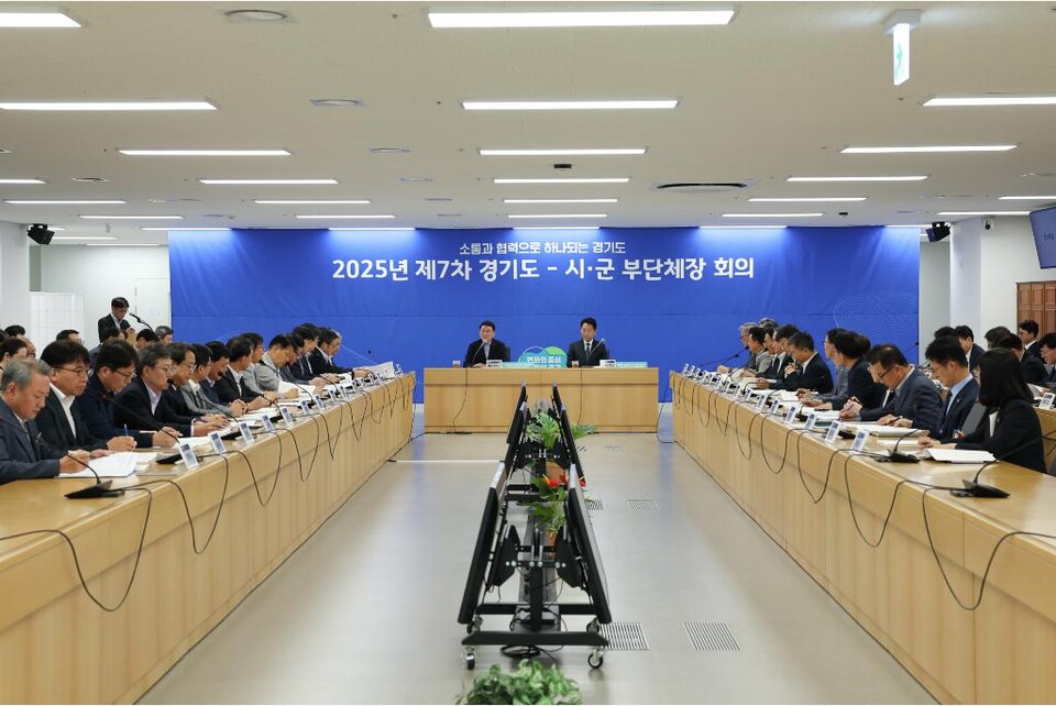 24일 오후 경기도청에서 진행된 제7회 도-시군 부단체장 회의에 참석한 김성중 행정 1부지사가 모두발언을 하고 있다. (사진제공=경기도)