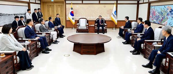 유정복 시장이 25일 시청 접견실에서 수석, 단장, 특보에게 임용장을 수여한 뒤 환담하고 있다. (사진제공=인천시)