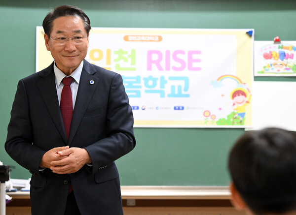 유정복 시장이 25일 남동구 상아초등학교에서 늘봄프로그램 '지구를 지키는 초록이' 수업을 참관하고 있다. (사진제공=인천시)