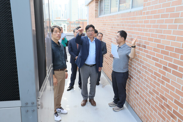 도성훈 인천시교육감이 25일 신현여자중학교를 찾아 중대재해 예방을 위한 안전관리 현황을 직접 점검했다. (사진제공=인천시교육감)