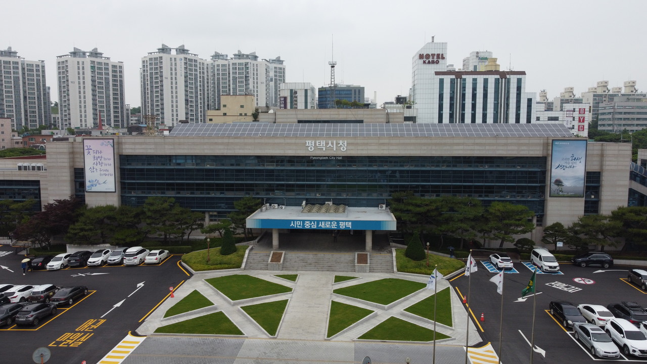 평택시는 지난 11일 정장선 시장 주재로 이건희 미술관 유치를 주제로 한 회의를 열고 고(故) 이건희 삼성전자 회장 문화재·미술품 국가 기증과 관련해 ‘이건희 미술관’ 유치에 나섰다. 사진은 평택시청 전경. (사진=중앙신문DB)