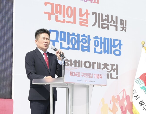 김정헌 중구청장이 ‘제34회 구민의 날’을 맞아 “행정 체제 개편은 끝이 아닌 새로운 시대를 향한 도약의 기회”며 “영종구와 제물포구의 성공적 출범으로 더 나은 미래를 창출해 나갈 것”이라고 밝혔다.