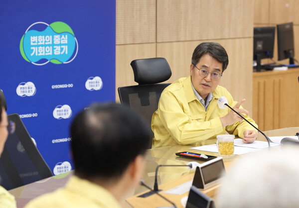 28일 오전 김동연 경기도지사가 행정1부지사,소방재난본부장등 관계부서장들과 도청 재난안전 영상회의실에서 경기도 정보시스템 긴급조치 상황 점검 회의를 하고있다. (사진제공=경기도)