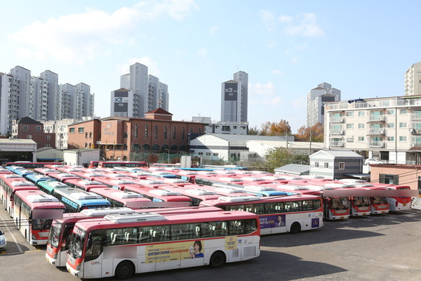경기지역자동차노동조합 등 시내버스 노동조합이 임금협상 결렬 등을 이유로 오는 26일 첫 차부터 시내버스 총파업을 예고함에 따라 경기도와 31개 시·군이 함께 실제 파업에 대비한 비상수송대책을 마련했다. 사진은 기사와 관련 없음. (사진=중앙신문DB)