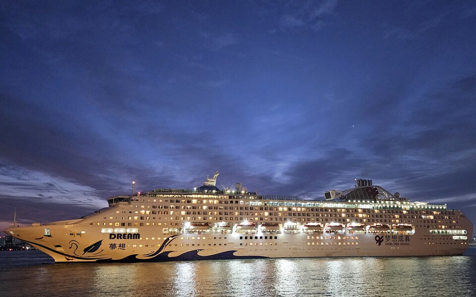 29일 오전 6시, 중국 천진동방국제크루즈(Tianjin Orient International Cruise Line) 소속 “Dream” 호가 인천항 크루즈터미널에 입항했다. (사진제공=인천항만공사)