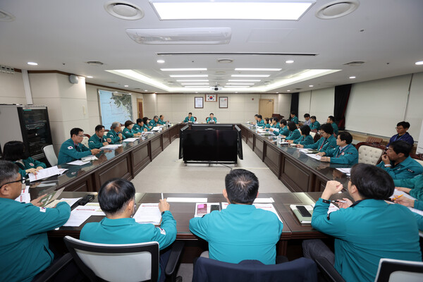 옹진군은 29일 최근 발생한 국가정보자원관리원 화재로 인한 민원처리서비스 온라인 중단 사태에 대응하기 위해 군수 주재로 국·과장 긴급 대책회의를 개최했다. (사진제공=옹진군)