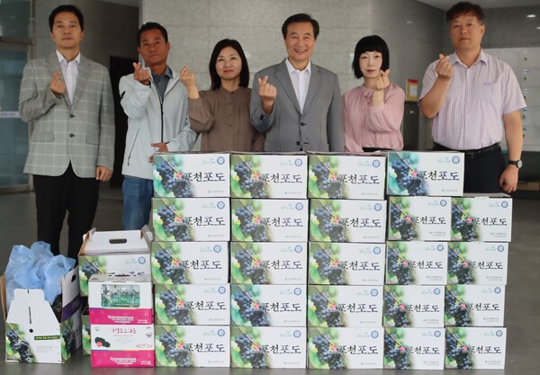 포천도시공사가 서울시 강서구시설관리공단과 손잡고 집중호우 피해를 입은 내촌면 진목2리 농가를 돕기 위해 추석맞이 지역 농산물 직구매로 판로 지원에 나섰다. (사진제공=포천도시공사)