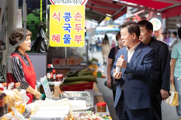 박승원 광명시장이 30일 광명새마을시장을 찾아 성수품 가격을 살피고, 광명사랑화폐로 직접 장을 보며 현장 물가를 점검하고 있다. (사진제공=광명시)