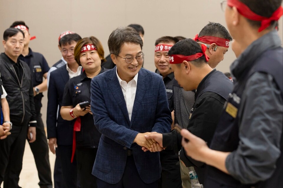 경기도버스노조협의회와 사용자 단체가 막판 협상 끝에 합의에 이르면서, 우려했던 교통대란은 피하게 됐다. 김동연 경기도지사는 1일 오전 자신의 페이스북 계정에 글을 올려 이번 합의 소식을 전하며 감사의 뜻을 밝혔다. (사진=김동연 지사 페이스북)