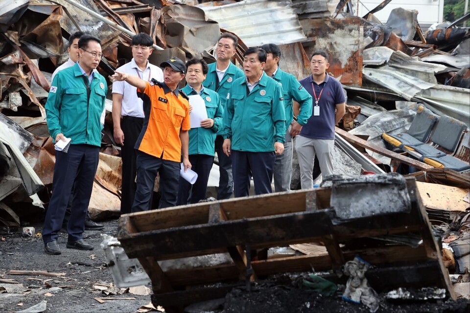 인천 옹진군 연평도에서 발생한 꽃게 공장 화재 피해 현장을 문경복 옹진군수가 직접 찾았다. (사진=문경복 옹진군수 페이스북)