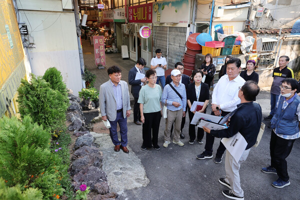 인천 미추홀구는 지난달 8일부터 시작된 ‘현장 공감·소통 동행’ 동 방문 일정을 주안2동 방문을 끝으로 성황리에 마무리했다. 사진은 용현3동 현장. (사진제공=미추홀구)