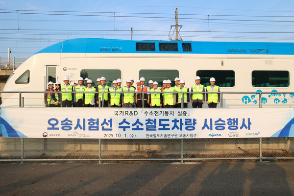 연천군이 지난 1일 충북 청주 오송시험선 대회의실에서 한국철도공사(코레일), 코하이젠㈜과 함께 ‘수소전기동차 충전시설 구축·운영 업무협약(MOU)’을 체결했다. (사진제공=연천군)